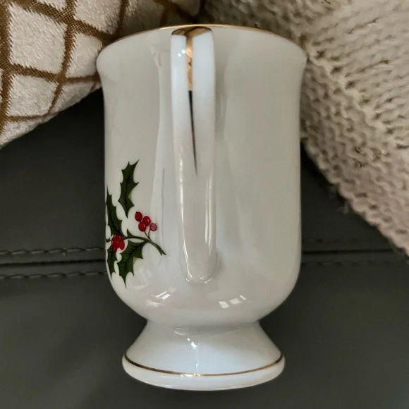 VINTAGE 1986 ALL THE TRIMMINGS 9 oz HOLLY & BERRIES Footed PORCELAIN MUG Cup - Picture 10 of 14